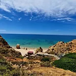 Apartment Large 2 Bedroom Flat With Swimming Pool And Air-conditioning