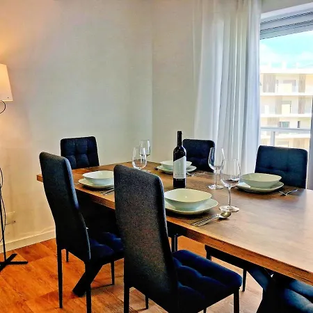 Large 2 Bedroom Flat With Swimming Pool And Air-conditioning Apartment *