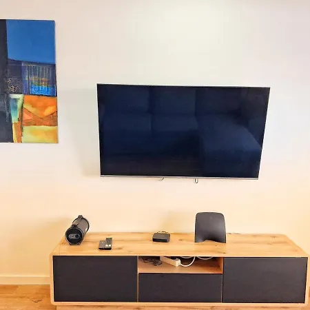 Apartment Large 2 Bedroom Flat With Swimming Pool And Air-conditioning *
