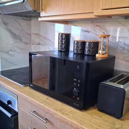 Large 2 Bedroom Flat With Swimming Pool And Air-conditioning Апартаменти