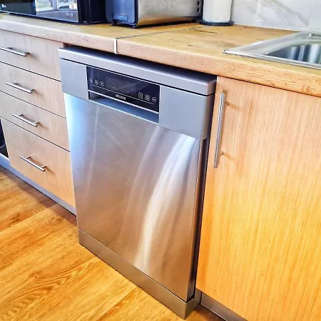 Large 2 Bedroom Flat With Swimming Pool And Air-conditioning 아파트 *