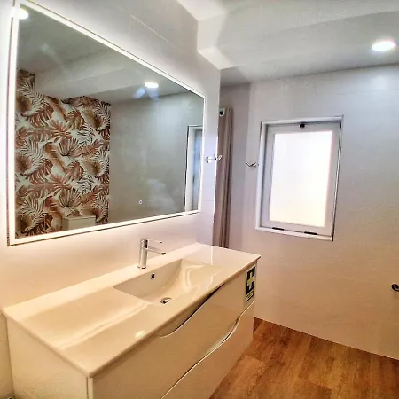 Large 2 Bedroom Flat With Swimming Pool And Air-conditioning Апартаменти Портіман