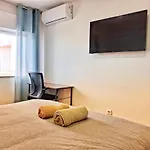 Large 2 Bedroom Flat With Swimming Pool And Air-conditioning