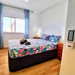 Large 2 Bedroom Flat With Swimming Pool And Air-conditioning *