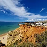 Large 2 Bedroom Flat With Swimming Pool And Air-conditioning