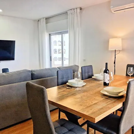 Large 2 Bedroom Flat With Swimming Pool And Air-conditioning * Portimão