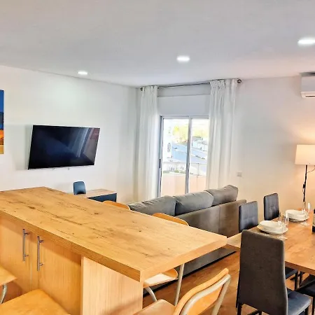 Large 2 Bedroom Flat With Swimming Pool And Air-conditioning