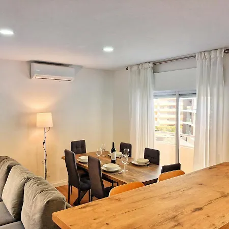 Large 2 Bedroom Flat With Swimming Pool And Air-conditioning