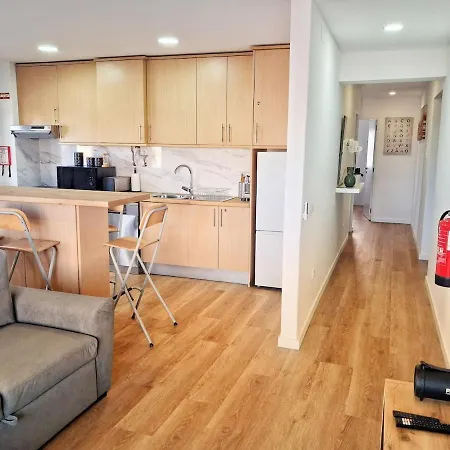 Apartament Large 2 Bedroom Flat With Swimming Pool And Air-conditioning