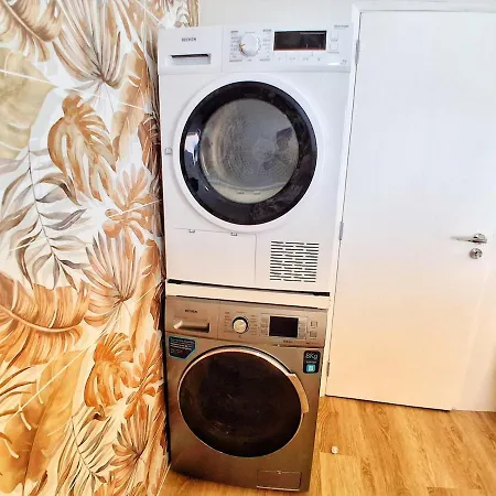 Large 2 Bedroom Flat With Swimming Pool And Air-conditioning *