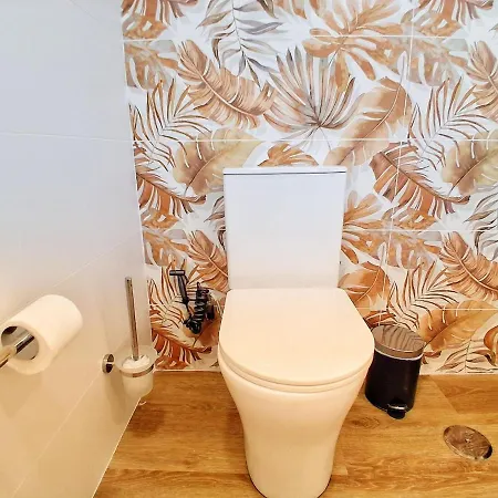 Large 2 Bedroom Flat With Swimming Pool And Air-conditioning