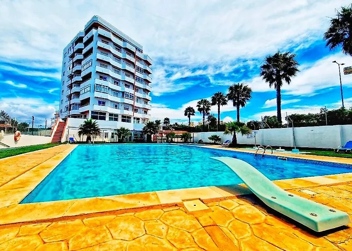 Large 2 Bedroom Flat With Swimming Pool And Air-conditioning