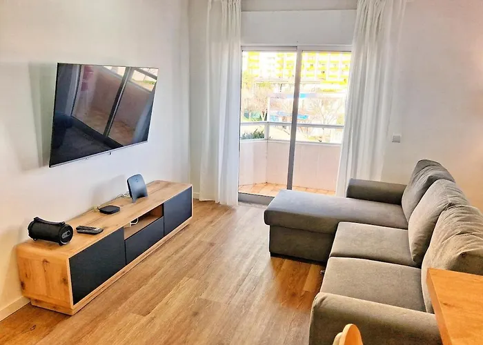 Large 2 Bedroom Flat With Swimming Pool And Air-conditioning Portimao