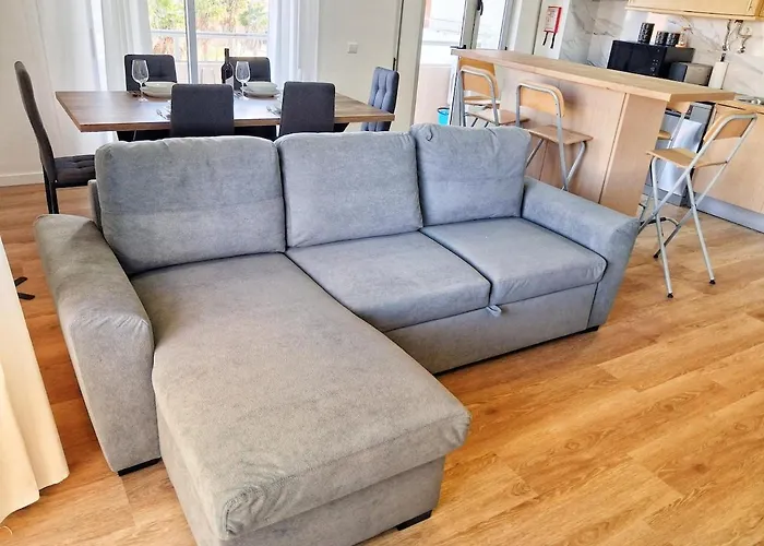 Large 2 Bedroom Flat With Swimming Pool And Air-conditioning