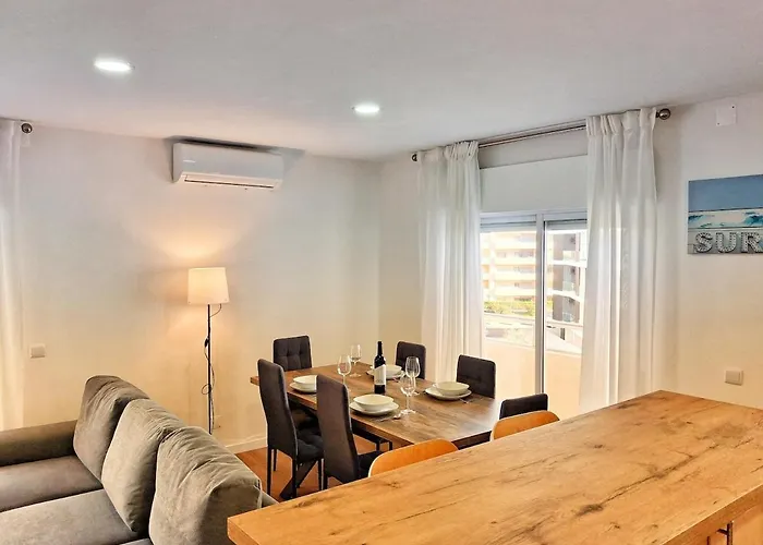 Large 2 Bedroom Flat With Swimming Pool And Air-conditioning