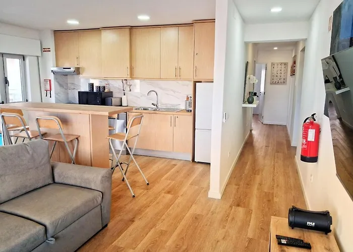 아파트 Large 2 Bedroom Flat With Swimming Pool And Air-conditioning