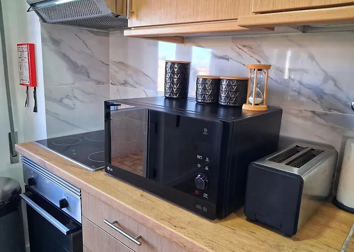 Large 2 Bedroom Flat With Swimming Pool And Air-conditioning 아파트