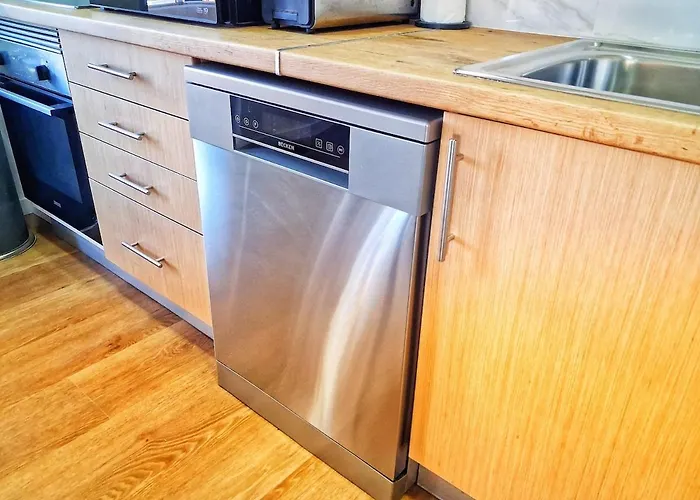 Large 2 Bedroom Flat With Swimming Pool And Air-conditioning 아파트 *