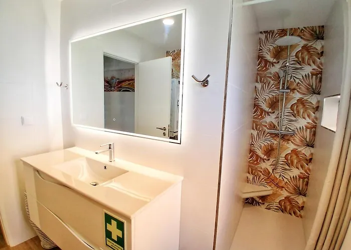 Large 2 Bedroom Flat With Swimming Pool And Air-conditioning 아파트 *