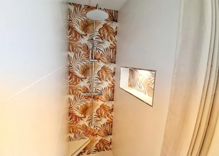 아파트 Large 2 Bedroom Flat With Swimming Pool And Air-conditioning *