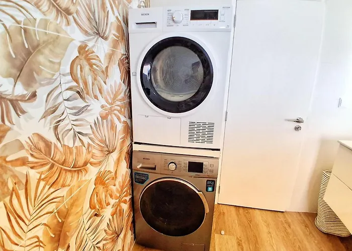 Large 2 Bedroom Flat With Swimming Pool And Air-conditioning *