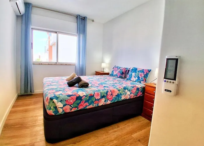 Large 2 Bedroom Flat With Swimming Pool And Air-conditioning *